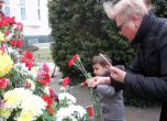 Почит към Апостола: Стотици поднасят венци и цветя пред паметника на Васил Левски (снимки)