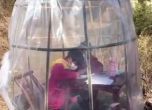 Китайка направи палатка, за да предпази дъщеря си от коронавируса