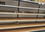 Италианците в паника заради коронавируса, изпразниха магазините (снимки)