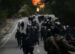 Сълзотворен газ, гумени куршуми и десетки ранени след втората нощ на протести на гръцките острови