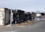 Камион с 15 тона биотор се обърна на магистрала Тракия
