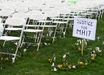 Празни столове за жертвите на MH17 пред руското посолство в Хага