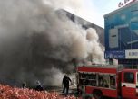 Пожарът в бургаския магазин за техника е локализиран, но гасенето продължава (обновена)