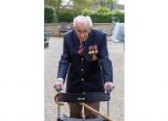 £14.5 млн. за борба с Covid-19 събра 99-годишният армейски ветеран: Капитан Том вдъхнови стотици хиляди да дарят