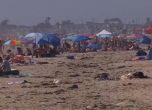 Хиляди отидоха на плаж в Калифорния, пренебрегвайки мерките за безопасност