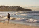 В Австралия: Може да плувате и да карате сърф, но не и да се печете на плажа