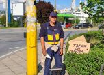 В Деня на труда: Бездомен мъж с табела 'Търся си работа' трогна хиляди
