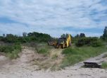 Багер разкопа дюните на плажа в Ахтопол, които са защитена зона (видео)