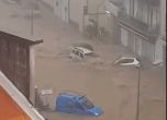 Буря наводни Корсика, коли и кофи за смет плават по улиците (видео)