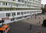 Гол мъж скочи от болница в Бургас, падна върху линейка и избяга (обновена в 19:10 ч.)