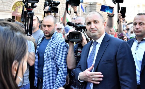 Радев излезе пред протеста: ''Не'' на страха. Ще си върнем България. Мутри - вън! (снимки и видео)