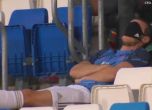 Гарет Бейл се прави на заспал по време на мач