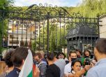 Протестиращите тази сутрин пият кафе пред хотел ''Берлин''