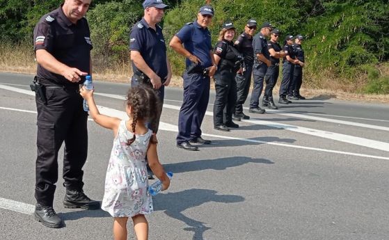 Вода за полицаите: Пътят Стара Загора - Хасково остава блокиран вече повече от 40 часа
