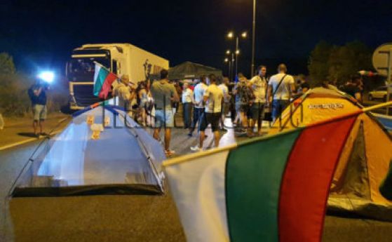 Пуснаха движението по пътя за Турция. Протестът ще продължи