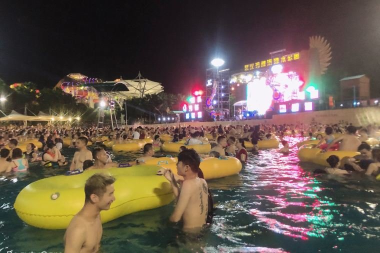 Хиляди хора се събраха на техно аква парти в китайския