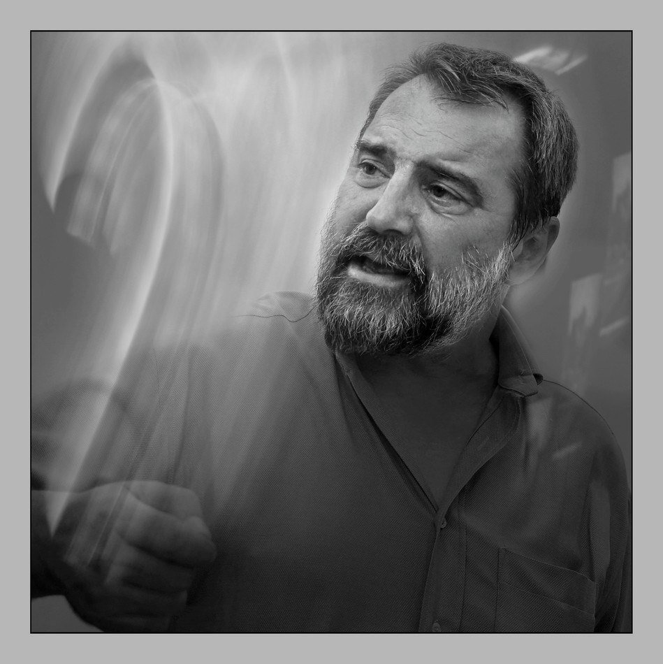 Васил Гарнизов е антрополог и политолог  Доктор по филология към Института