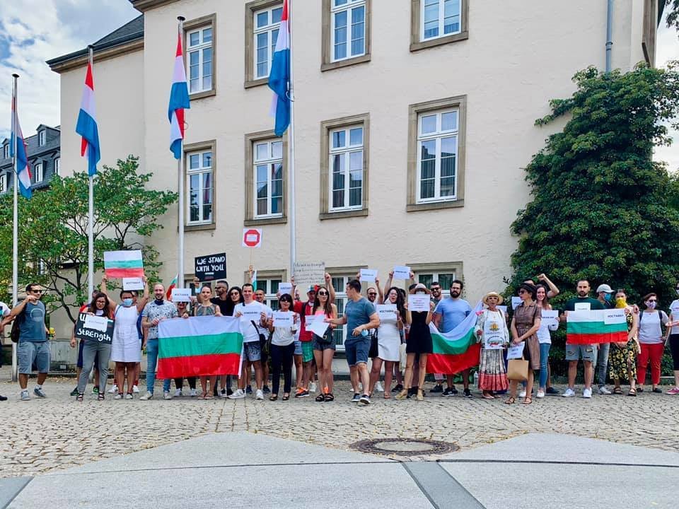 След неспирни протести повече от месец в България българската общност
