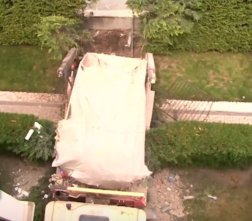 Камион влезе в двора на жилищен комплекс във Варна и се