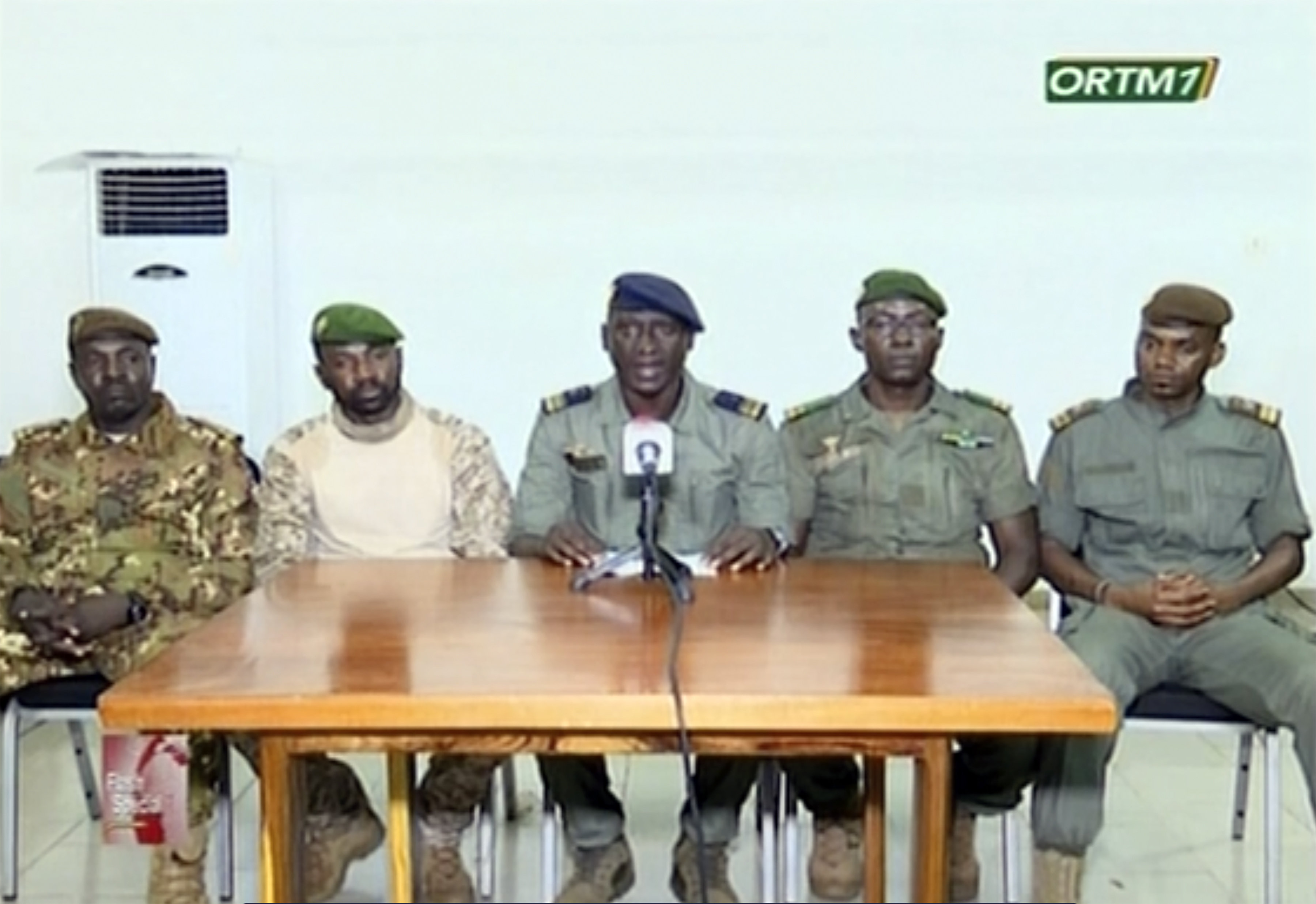 Военните поеха властта в Мали след военния преврат вчера когато