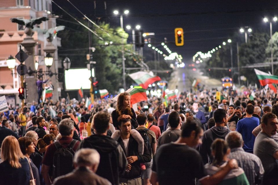 Протестиращите на Орлов мост организират лятно кино в палатковия лагер