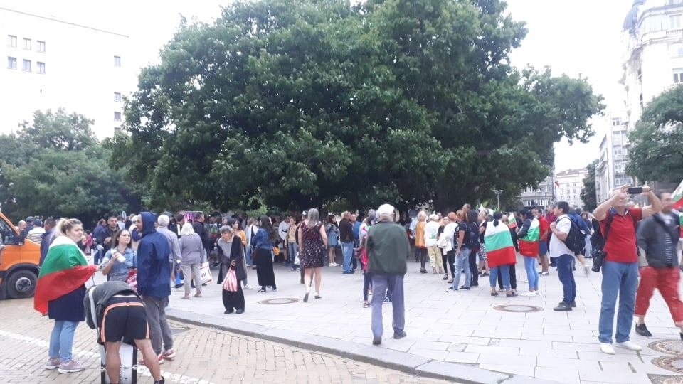 За 43 а поредна вечер недоволни се събраха в триъгълника на