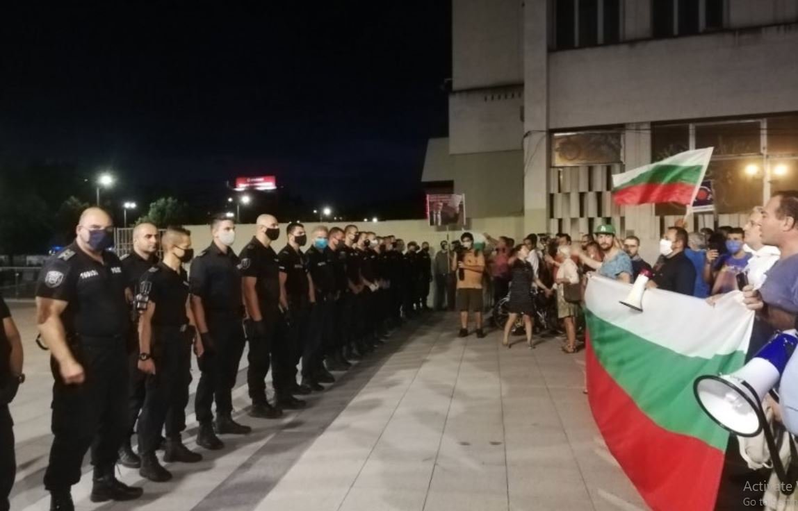 Стотици се събраха на антиправителствен протест в Пловдив.  Недоволстващите скандираха: