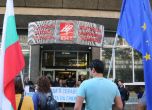 Блокада-изненада и пред БНТ: Офис на Пеевски на три места