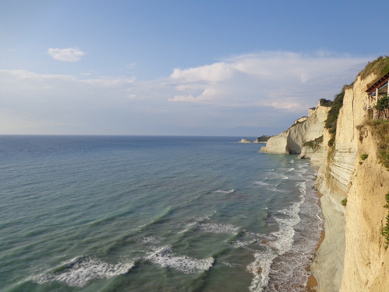 Северен Кипър ще започне възстанови призрачния град Вароша, предаде Ройтерс. 