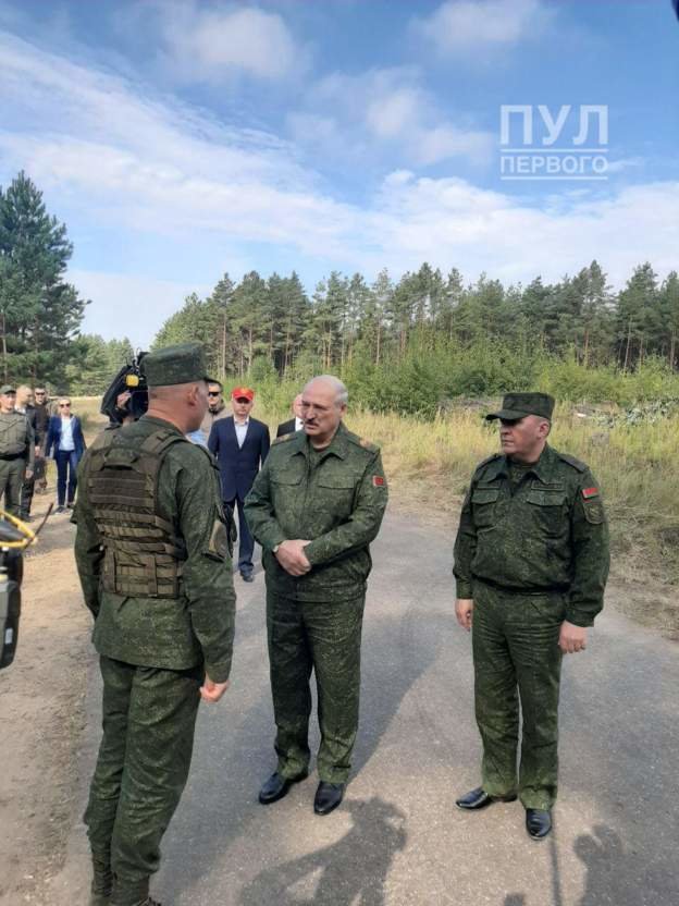 Президентът на Беларус Александър Лукашенко днес се срещна с военни