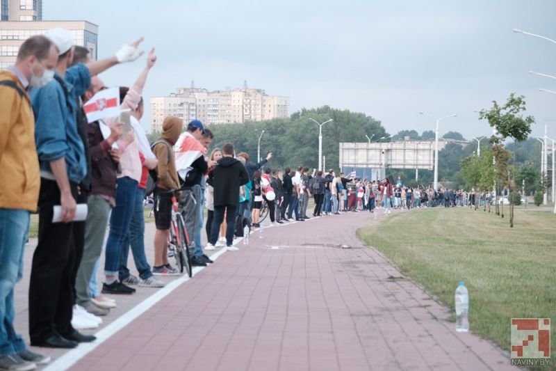 Жителите на Минск образуваха снощи жива верига дълга 13 километра