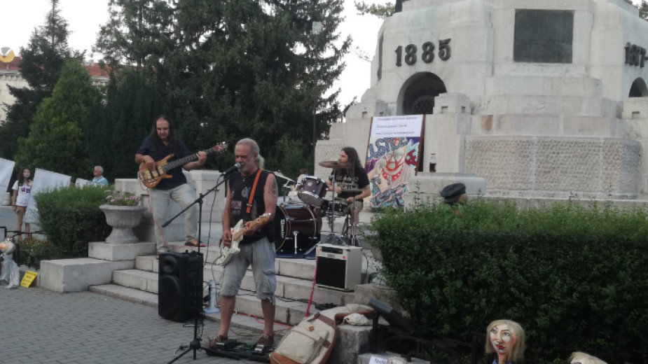 Протест с рок концерт и изложба се проведе пред паметника