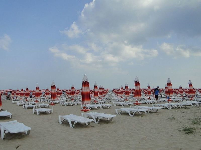 Вицепремиерът и министър на туризма Марияна Николова е провела телефонен