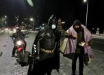 Батман раздава храна в Чили (видео)