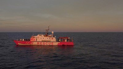 Моторната яхта Луиз Мишел спасяваща мигранти в Средиземно море е
