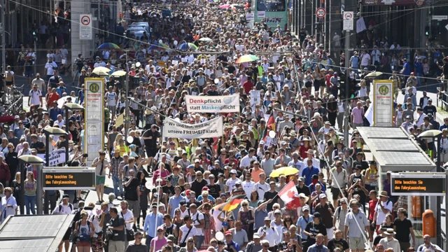 Десетки хиляди демонстранти излязоха на протести в Берлин и Лондон