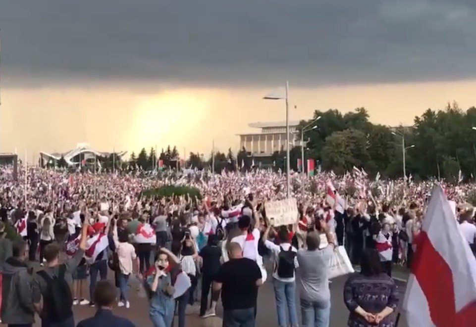 Десетки хиляди демонстранти излязоха на протест срещу беларуския президент Александър