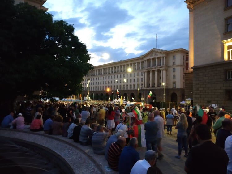 Часове преди Великото народно въстание за 55 а поредна вечер протестиращи