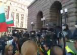 Сблъсък пред централния вход на партийния дом след опит за щурм на сградата (видео)