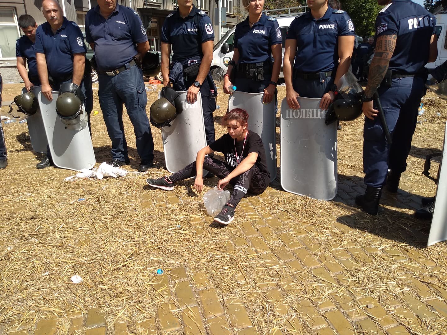 Протестиращи хвърлят павета бутилки и др предмети по униформените Хвърлят