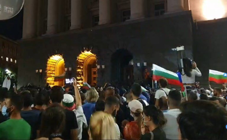 Във вечерта на Великото народно въстание хиляди се събират на