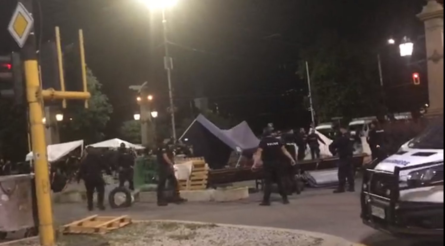 Сили на полицията и жандармерията бутнаха палатковия лагер на Орлов