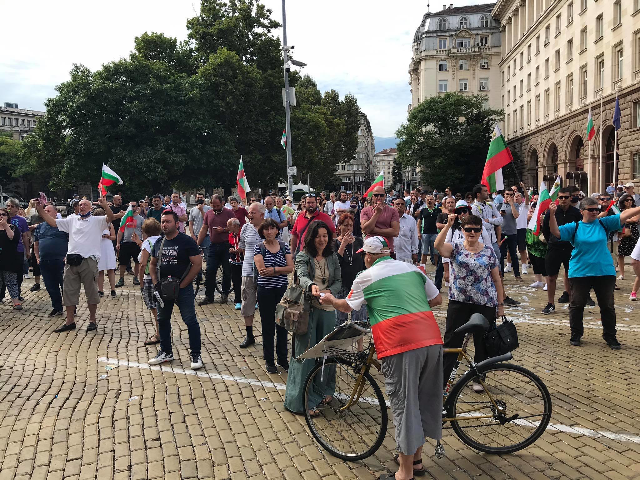 Десетки протестиращи граждани блокираха отново тази сутрин движението на бул