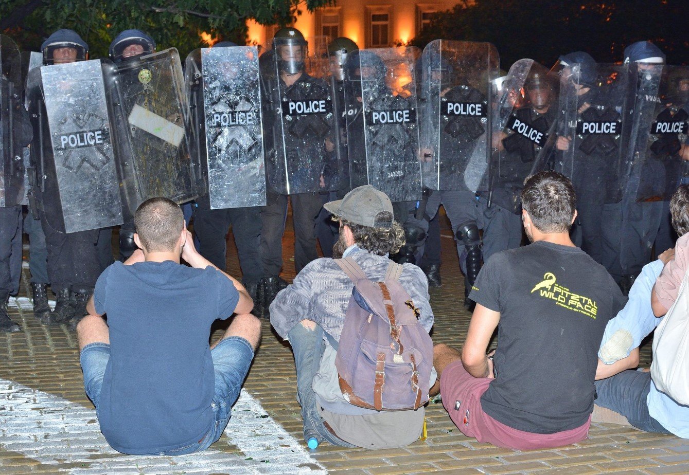 Над 120 задържани сблъсъци с полицията десетки нахвърляни вързани пред