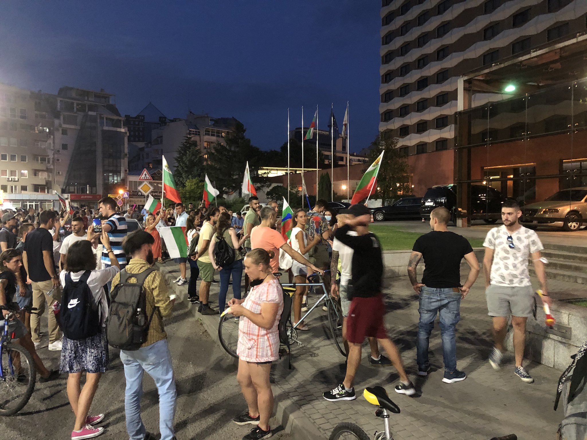 Десетки протестиращи в Пловдив обградиха сградата на хотела край река