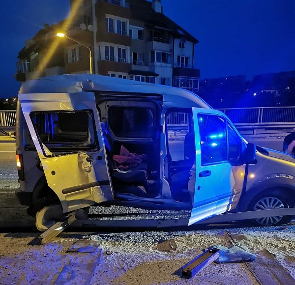 Двама младежи на 19 годишна възраст са загинали при катастрофа в