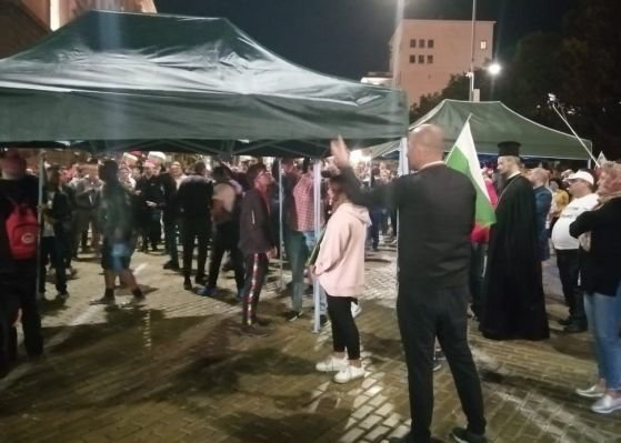 Палатковият лагер който бе издигнат на снощния протест на столичния