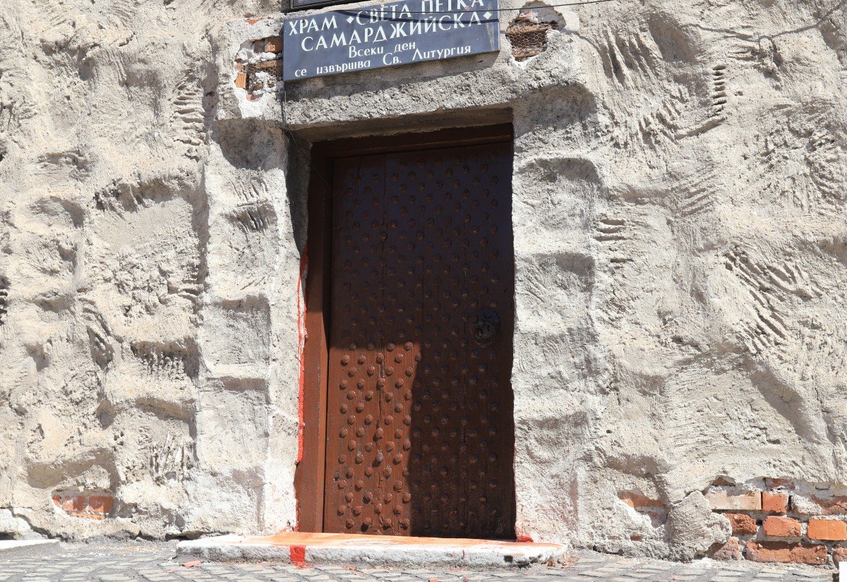 Вандали оскверниха храм Св Петка Самарджийска намиращ се при Ларгото