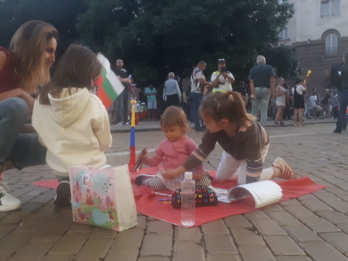 За 59-и пореден ден в центъра на София се събират