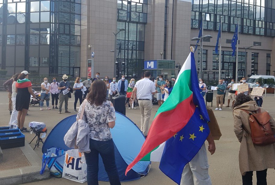 Българи живеещи в Белгия се събраха днес пред Еврокомисията на